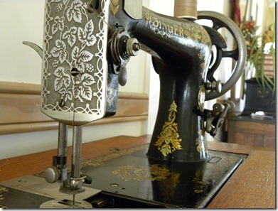 melissa sews: A VERY Good Gift: Antique Singer Sewing Machine